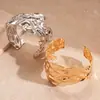 Pulseira Aberta Geométrica Irregular Metálica Plissada Brilhante Transfronteiriça Europeia e Americana, Joia Simples e Estilosa de Alto Padrão para Mulheres