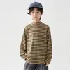 Nova Camiseta Infantil Listrada Macia Escovada de Manga Longa Outono/Inverno 2026 para Meninos, Básica Versátil, Gola Meia Alta, Camada Base
