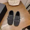 Sapatos Quadrados de Dedo Grosso Cinza Retrô Estilo Francês com Forro de Lã para Mulheres, Novo Modelo Inverno 2026, Quentes para Uso Externo, Sapatos Peludos que Aumentam a Altura