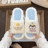 Pantufas de pelúcia fofas de desenho animado com solas macias, novo estilo outono/inverno 2026 feminino, pantufas de casa energéticas e aconchegantes para aquecimento