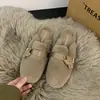 Chinelos peludos de sola grossa para mulheres, novo estilo outono/inverno 2026, design de calçar, chinelos de algodão pelúcia fechados na ponta da moda 2026