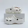 Sapatos femininos de EVA com sola grossa e furinhos 2026 novo verão para uso externo altura pequena que aumenta sandálias antiderrapantes de praia para senhoras