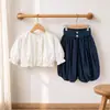 Novo Conjunto Sweet para Meninas Outono: Blusa de Renda Gola Redonda com Calça Listrada Azul Marinho Conjunto de Duas Peças Cintura Elástica