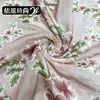 Tecido Rosa Claro de Poliéster 100% com Estampa Floral e de Folhas Verdes em Design de Cipó e Flor - Novo em Estoque para Roupas Femininas e Infantis, Saias e Tops