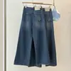 Calça jeans de caimento delicado e macio, extremamente confortável de usar, em um suave azul névoa, elegante calça pantalona slim-fit, novidade para o outono de 2026