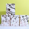 Bolsa de regalo tipo tote de cartulina blanca con estrella de cinco puntas en stock mayoristas bolsa de regalo de papel con puntos de onda redondos súper potencia bolsa de regalo