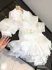 Vestido novo de outono de 2026 em mistura de linho e liocel com design chique, de verão e inspirado em resort, apresentando patchwork de renda