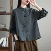 Toma real de una camisa casual de moda de talla grande de corte holgado con bordado, mangas cortas irregulares, estilo japonés, camisa versátil de nicho de manga larga, moderna