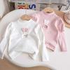 Camiseta Dulce para Niñas, Nuevo Estilo Otoño 2026, Versátil y Elegante con Diseño de Conejo 3D, Camiseta Base de Cuello Medio Alto