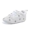 Nuevos zapatos deportivos de primavera y otoño con corazones y cinco estrellas para bebé y niño pequeño, suela suave, zapatos de ondas pequeñas, blanco, venta al por mayor 0813