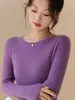 Nueva Colección Otoño/Invierno 26: Camiseta Base Blanca de Cuello Redondo para Mujer con un Suéter de Punto de Lana Estilo Chanel Debajo