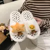 Zapatillas suaves y lindas de peluche para mujer, nueva colección otoño/invierno 2026, zapatillas de algodón de una tira silenciosas y antideslizantes para interiores para mujer
