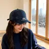 Boné de Baseball Azul Desgastado Estilo Retrô Americano para Mulheres Versátil de Início de Primavera Bordado Profundo de Letras Tamanho Grande Boné de Bico de Pato Rasgado para Homens