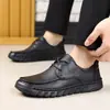 Sapatos de Couro Sociais com Cadarço e Renda Costurados à Mão para Homens, Couro Genuíno, Bico Redondo, Sola Macia, Sapatos de Pai, Perfurados, Sapatos Casuais Respiráveis