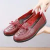 Zapatos de madre de cuero suave, suela suave, planos, resistentes al desgaste, impermeables, con lazo, zapatos de trabajo, grupo de compra de microempresa, venta al por mayor de una generación