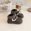 Botas Infantis 2026 Outono/Inverno Novas Botas Curtas Forradas com Pelúcia Infantil Solado Macio Antiderrapante Botas de Couro Laço Meninas Botas Martin