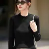 Blusa de tricô feminina de algodão puro com listras verticais e gola alta, adequada para primavera e outono, amiga da pele, respirável e modeladora, uma peça básica para usar por baixo na primavera e no outono