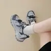 Tênis estilo "dad shoes" feminino 2026 modelo novo de verão, tênis casuais esportivos respiráveis de malha para atividades ao ar livre, tênis de caminhada coloridos versáteis e da moda