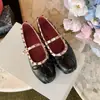 Zapatos Mary Jane de Cuero Suave con Lazo Tachonado para Mujer, Bailarinas Planas de Verano Estilo Francés Fruncidas de Punta Baja con una Sola Correa