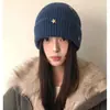 Chapéu de Tricô de Alta Qualidade com Padrão de Estrelas Estilo Coreano para Mulheres, Chapéu de Inverno para Cabeça Grande com Proteção para Orelhas, Chapéu Quente de Lã, Chapéu Gorro à Prova de Frio