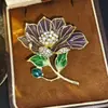 Broche vintage de peônia esmaltada para mulheres, alfinete de lapela de luxo sofisticado, broche floral versátil para qipao.