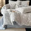 Juego de ropa de cama de cuatro piezas de terciopelo de leche con estampado floral de conejo y ribete de pompón, funda de edredón y sábana de forro polar coral, juego de tres piezas para dormitorio