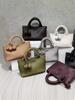Bolsa de couro macio feita à mão 2025 Nova bolsa de ombro transversal feminina Design exclusivo Moda All-match Estilo ocidental