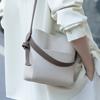 Bolsa Saco de Couro Genuíno Feminina 2024 Nova Bolsa de Ombro Transversal Versátil Grande Capacidade Bolsa de Mão Feminina Nicho de Alto Padrão