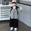 Conjunto de otoño para niños con bloques de color de moda, chaqueta cárdigan casual versátil con capucha a prueba de viento, sudadera a rayas moderna