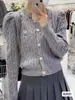 Cardigã de Tricô para Mulheres 2025 Nova Moda Outono Redutor de Idade Urso Bordado Jaqueta Curta de Tricô Visual Emagrecedor Tricô