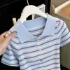 Elegante cárdigan de punto de manga corta con cuello de solapa a rayas bicolor para mujer, primavera-verano 2026, azul, corte holgado, top adelgazante