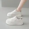 Zapatillas blancas de suela gruesa para mujer que aumentan la altura, nuevas para primavera y otoño 2026, versátiles, casuales, ligeras, con cordones, estilo deportivo, para estudiantes