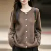 Cardigã de lã polar pronto para usar para mulheres, com toque macio e felpudo, apresentando gola e punhos naturalmente enrolados, perfeito para um look relaxado e casual.