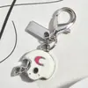 Nuevo Colgante Metálico Rosa Plateado Forma de Corazón Botella de Perfume de Cereza Llavero Accesorio Versátil para Bolsa Venta al por Mayor Dropshipping