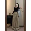 Foto real de los pantalones casuales de pierna ancha de nuevo estilo para otoño 2026 para mujer con diseño único, bolsillos traseros con solapa y cremallera lateral