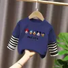G2041# Camiseta Base de Manga Longa Listrada Falsa Duas Peças para Meninos e Meninas Nova Jaqueta de Primavera e Outono Joker Solta Tendência