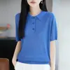 Camiseta de Tricô Lisa com Toque Fresco e Amigo da Pele, Design de Ombro Caído Que Esconde e Valoriza a Clavícula, Combinada com uma Saia para um Look Casual do Dia a Dia