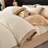 Conjunto de Quatro Peças de Leite Fleece Espesso Esculpido para Outono e Inverno Luxo Leve Totalmente Fosco Alta Gramatura Estilo Lençol de Ajuste de Fleece de Coral Conjunto de Quatro Peças