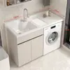 Gabinete de lavandería para balcón de aluminio tipo panal con lavadora integrada, incluyendo una tabla de lavar y un fregadero de piedra de cuarzo artificial con una barrera de agua