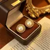 Brincos de Pérola com Florais Retrô Vintage Francês Leve Luxo High-End Versátil Brincos de Tarraxa para Mulheres