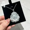 Pingente de Buda de Calcedônia Branca Translúcida de Alto Brilho para Venda por Atacado Inlaid com Buda de Jade Comparável ao Ágata de Jade Buda Maitreya Modelo para Transmissão ao Vivo