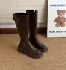Botas longas de couro marrom com fivela para mulheres, novidade outono e inverno 2026, estilo britânico, botas over-the-knee, botas versáteis de sola grossa para equitação