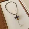 Colar com pingente redondo de resina em cordão de couro, luxo leve, alta qualidade, moderno e simples, corrente para suéter, acessório versátil para outono e inverno