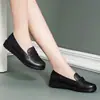 Sapatos de mãe com solas macias, de calçar fácil, sapatos baixos confortáveis e versáteis para mulheres, novidade outono 2026, sapatos casuais de cor sólida para mulheres de meia-idade