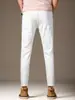 Calça de ganga masculina estilo coreano, de nove pontos, com rasgos, corte slim, perna afunilada, elástica, para primavera e outono, novo estilo branco, calça de nove pontos desgastada