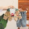 Traje Elegante de Primavera 2025 para Niños y Niñas, Nueva Moda de Primavera y Otoño, Conjunto de Tres Piezas con Estampado de Capucha de Coche Rojo para Niños Pequeños y Medianos