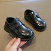 Sapatos Pequenos de Couro Versáteis Casuais da Moda para Meninas Outono 2025 Novos Sapatos Individuais para Meninos Sapatos de Performance Macios para Crianças Pequenas