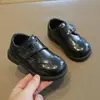 Zapatos pequeños de cuero casuales y versátiles para niñas, nuevos de otoño 2025, zapatos individuales para niños, niños pequeños y medianos, suela blanda, zapatos de rendimiento