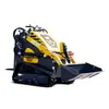 Suministrado directamente desde la fuente, el cargador se utiliza para la limpieza de calles, la retirada de nieve y como cargador compacto de dirección deslizante para retirar escombros y transportar materiales.