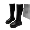 Botas de montaria de sola grossa para mulheres, nova coleção outono/inverno 2026, pretas, projetadas para fazer mulheres baixinhas parecerem mais magras, botas longas que não passam do joelho